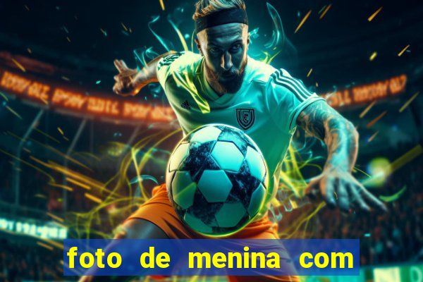 foto de menina com cabelo cacheado no espelho