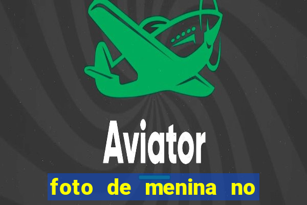 foto de menina no espelho cacheada