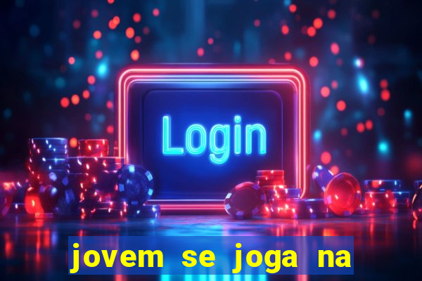 jovem se joga na linha do trem 2024